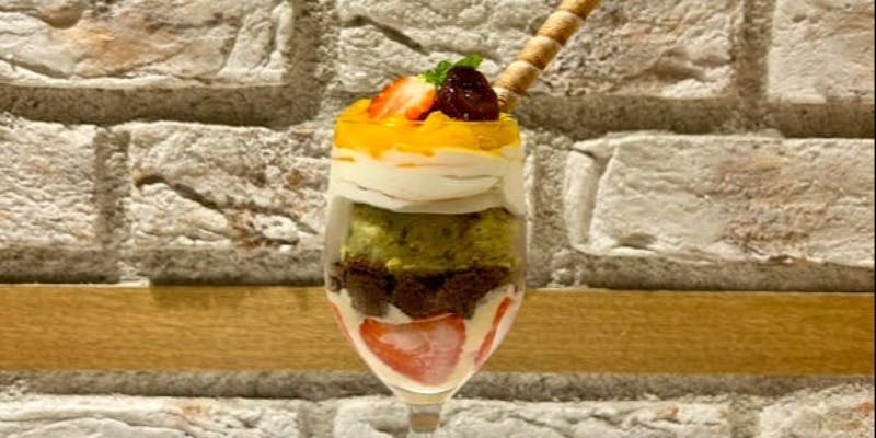 【苺とチョコの特製パフェ付きプラン】前菜、パスタ、メイン含む全5皿＋選べる1杯（日～木曜日限定）