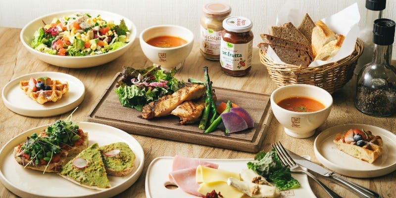 当店スペシャリテのタルティーヌ、フラッドブレッドやチキングリル、デザート全7品