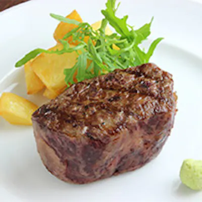 吟味して仕入れる素材。先進の調理器・ガストロバックが素材の持ち味を活かす
