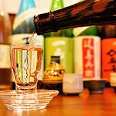 日本酒は常時100種類以上の取り揃え