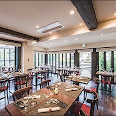 大きな窓に囲まれた開放感溢れる空間