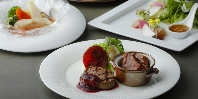 国産牛をメインにサラダ・魚料理・デザートを楽しむ全5品のGrill Course＋1ドリンク