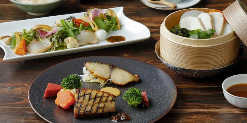 3種のメインとサラダ・デザートのカジュアルランチ＋1ドリンク