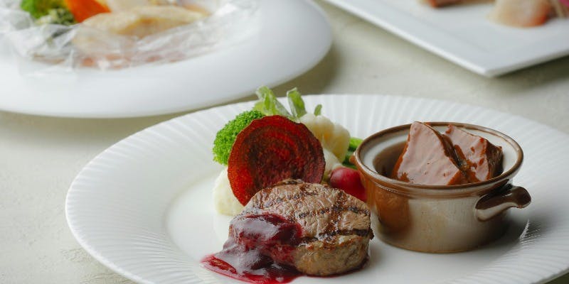 国産牛のメインにサラダ・魚料理・デザートを楽しむ全5品のグリルコース