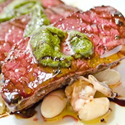 脂肪が少ないヘルシーな赤身肉を使ったひと皿が当店人気!