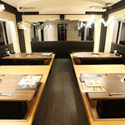 デザイナーによるお洒落な空間 掘り炬燵の個室も完備