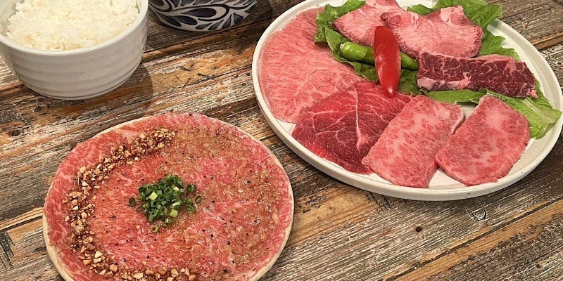 【ドリンク2杯付き】ユッケ付き 6種焼肉の満喫焼肉セット　4,250円