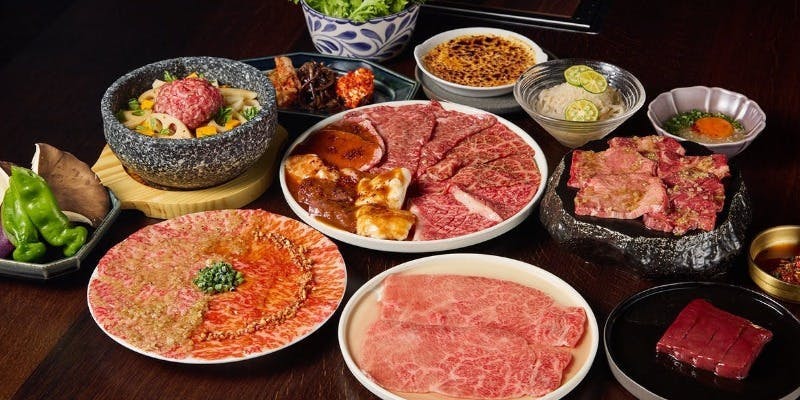 名物ユッケや厳選黒毛牛、国産牛ホルモン“リッチYAKINIKU コース”＋2時間フリーフロー付き