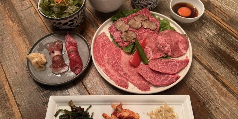 2種の牛肉寿司と彩5種の部位を愉しむリッチ焼肉ランチセット　～3種のリンゴスイーツ付き～