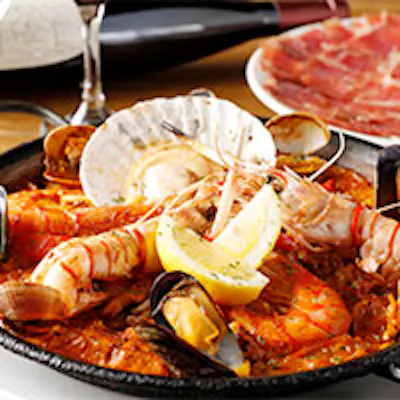 魚介の旨みがギュッと凝縮された本格パエリャ