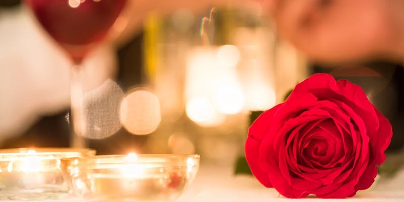 【DOZEN ROSE】チャペルで12本のバラと共に想いを伝えるプロポーズプラン＋コース＋乾杯酒＋バラ12本