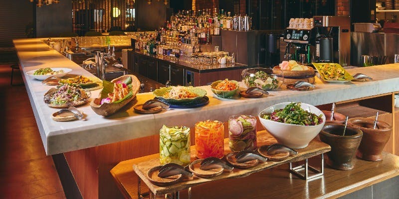 【ランチ】メインはお席まで提供！サラダ＆前菜の贅沢ビュッフェ（平日）