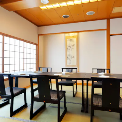 上質な「和」の雰囲気ただよう店内。ゆとりあるお席で気兼ねなくお過ごしください