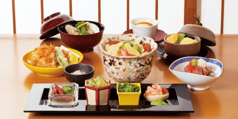 【華会席～桃～】ちらし寿司など、鮮やかな春の味覚全7品