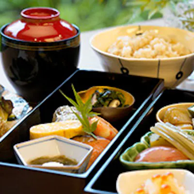 都心の隠れ家のような静寂の中で、目に舌に、心に豊かな美味を
