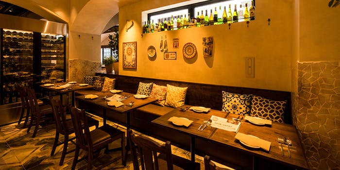 スペイン風の雑貨が飾られたクラシカルな雰囲気の内観