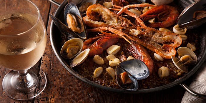 ムール貝や海老がのったパエリア