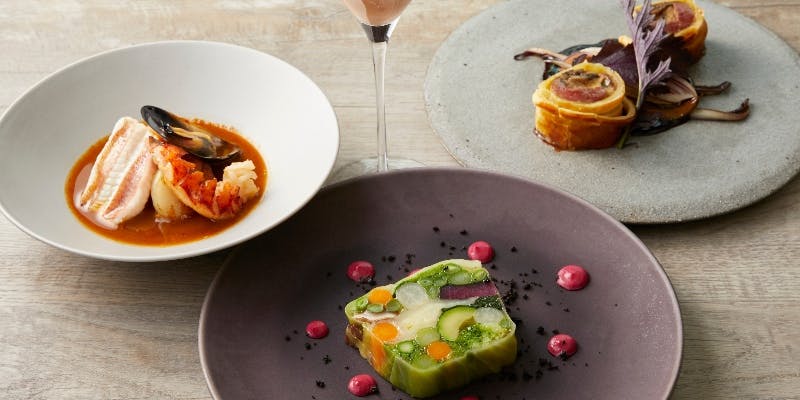 その季節の旬の食材を使って本日召し上がって頂きたい料理をお楽しみ頂ける5皿構成です。