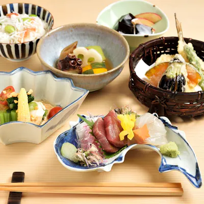 お料理と器から季節をご堪能ください