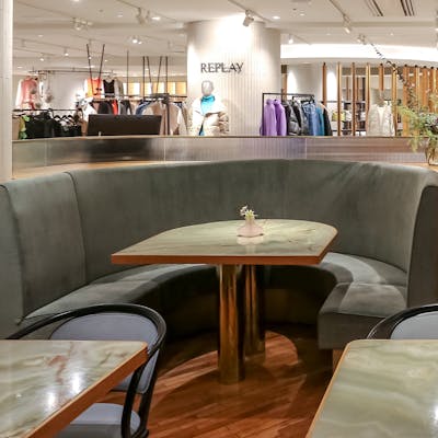 フォトジェニックなソファ席が人気