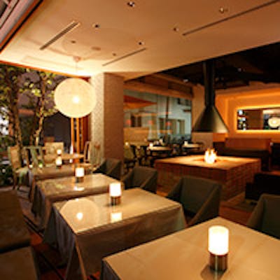 西海岸スタイルの開放的な空間が放つリゾートレストラン