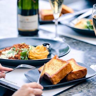 焼き立てフレンチトーストのNYスタイルブランチ”