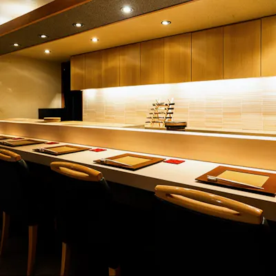 上質なカウンター席。日本料理の臨場感と料理人のおもてなしを