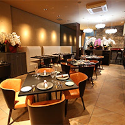 フランスで修業をしたシェフが作り出す、創造力豊かなフランス料理をお楽しみいただけます