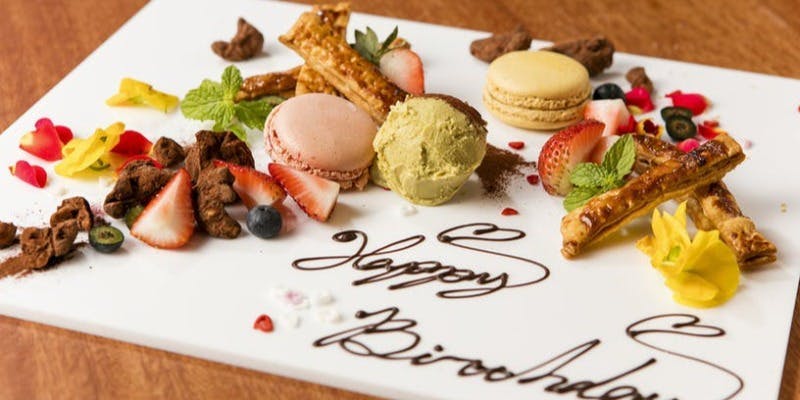 【平日限定！デザートアニバーサリーランチ】人気のお肉の盛り合わせにメッセージ付きプレートのコース