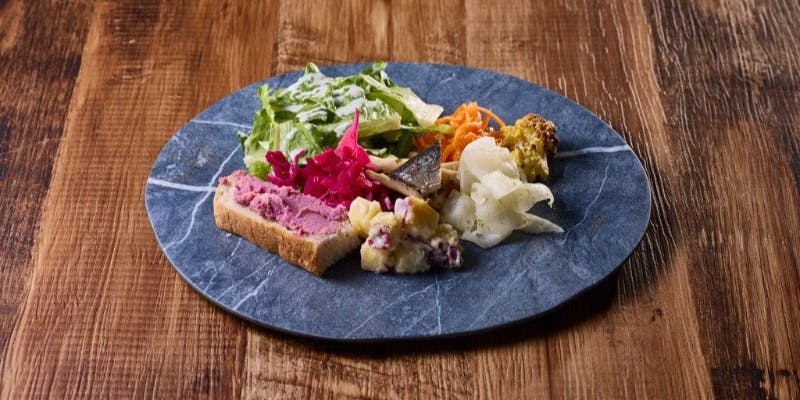 【FISH or MEATランチ】 前菜8種盛り＋選べるメイン＋フリードリンク