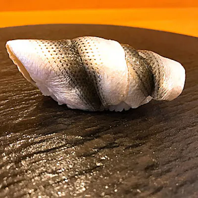 築地市場から毎朝仕入れる新鮮な魚貝