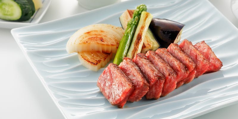 【ステーキプレート】神戸ビーフステーキなどをテーブル席で（神戸ビーフもも）