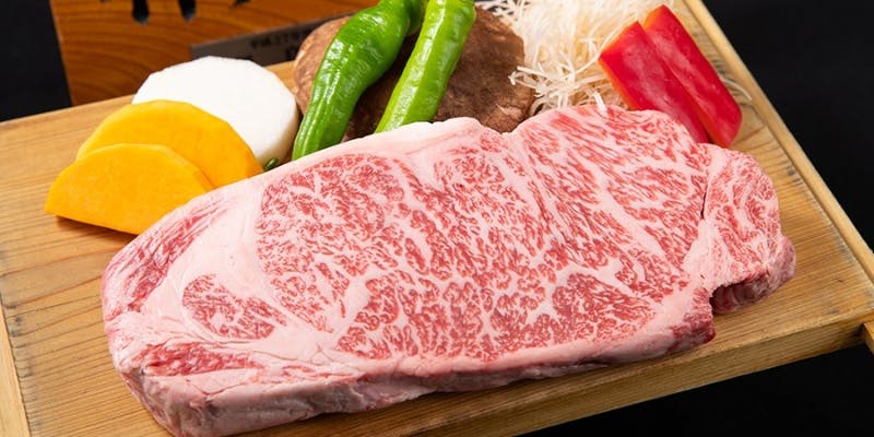 【神戸牛鉄板焼き】ステーキ寿司、サラダ、神戸牛ステーキ、デザートなど全8品＋平日限定（極上赤身70g）