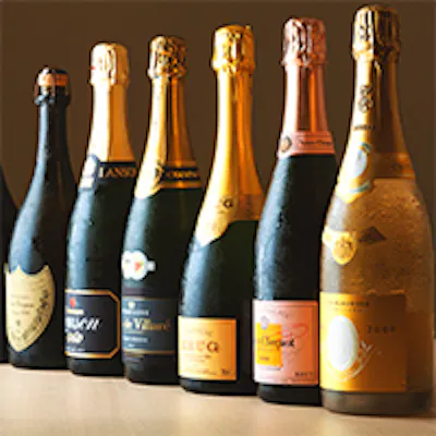 鮨に合うお酒を全国から取り揃えております