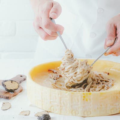 一番人気!目の前で仕上げる、トリュフと熟成ベーコンのカルボナーラピアーヴェチーズ