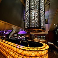 入口には活気溢れるバー、そして吹き抜けの天井には巨大なワインセラーが