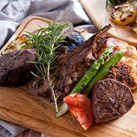 丁寧に焼き上げた肉屋のステーキをお楽しみください