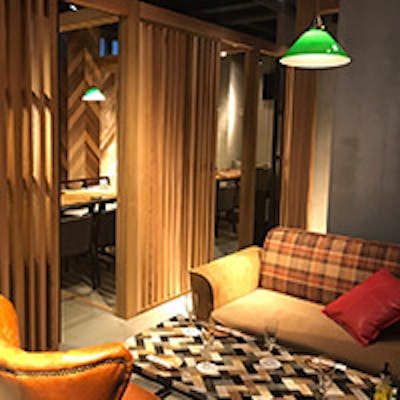 1階はライブ感のある空間・2階は落ち着いた隠れ家的な空間となっております