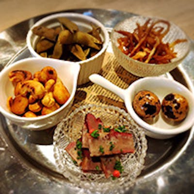 創作鉄板串と、香り高い燻製料理の数々をお愉しみいただけます