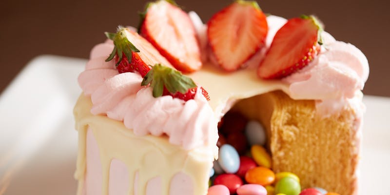 【サプライズケーキ付アニバーサリーディナー】メイン・ホールケーキ等全6品＋乾杯スパークリング