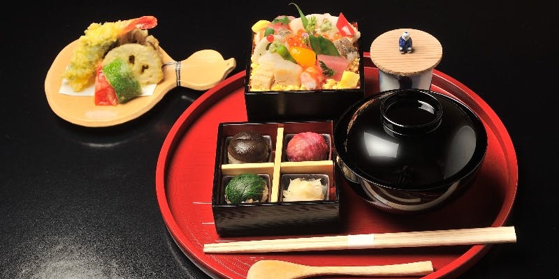 【京ちらし膳】ちらし寿司、天ぷらなど全7品＋スパークリング含む1ドリンク