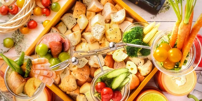 華やかなメイン料理の写真