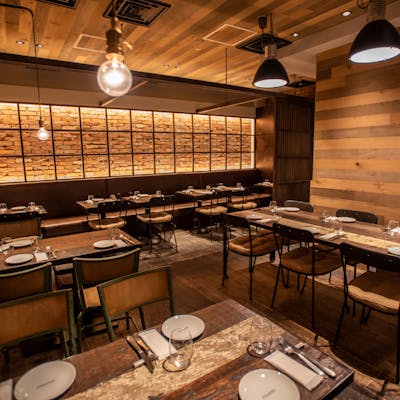 現地のレストランにいるようなカジュアル・スタイリッシュな空間