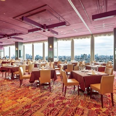 普段のお食事からパーティーまで、立食で最大200名様までご利用可能