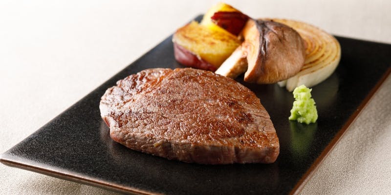 【Christmas 2025】前菜、フォアグラ、厳選黒毛和牛フィレ＆サーロインなど全8品＋乾杯シャンパン付