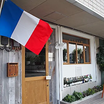 フランス産の厳選ワインと華やかなノンアルコールドリンク