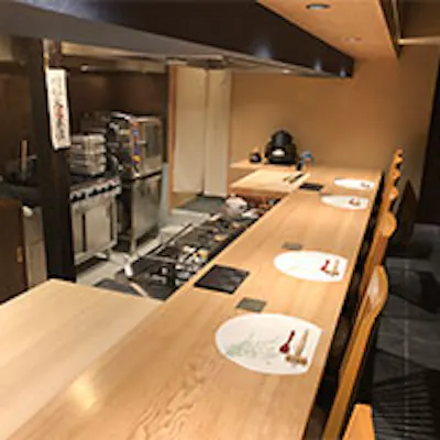 旬や過去に捕らわれ過ぎず、今見て触り“瞬”を感じたもので造る料理と空間