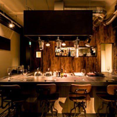 インダストリアルな小物が並ぶウッド調の内装