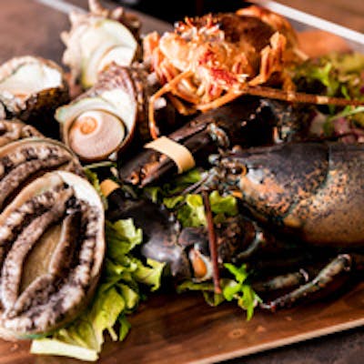 新鮮な海鮮料理とこの道20年の目利きの熟成和牛