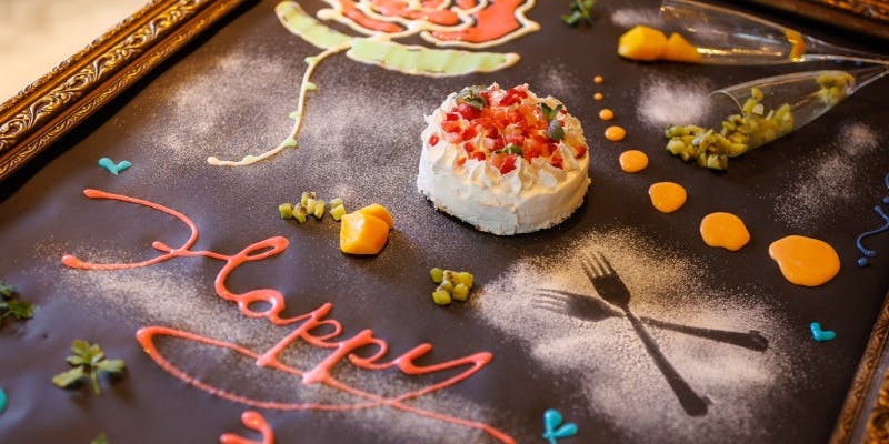ホールケーキ付テーブルアートでお祝い！前菜や選べるソーセージ、生パスタペペロンチーノ＋3時間飲み放題